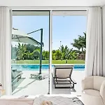 Βίλα Luxury With Heated Pool & Jacuzzi Near Golf *
