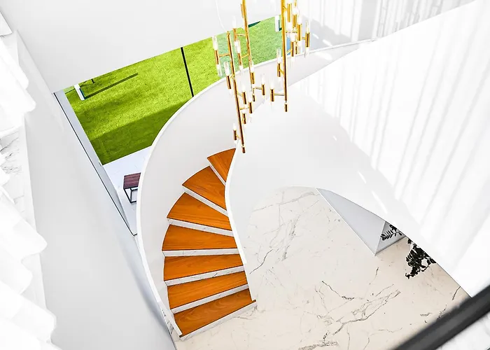 Luxury With Heated Pool & Jacuzzi Near Golf Vila